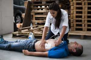 Home Groene AED-kast met Automatische Externe Defibrillator in straatbeeld voor noodgevallen