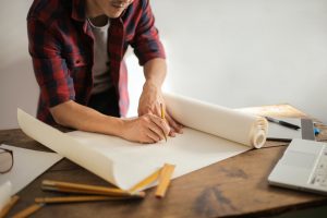 Home Professionele aannemer controleert bouwwerk tijdens verbouwen met aannemer project
