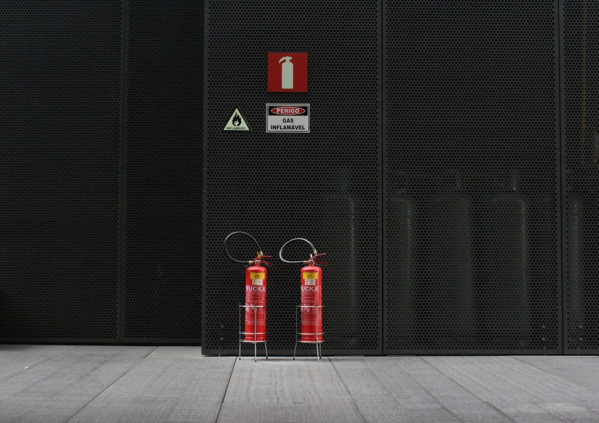 Brandwacht in uniform die brandpreventiecontrole uitvoert voor veiligheid van het pand