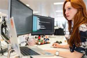 Webdesigner aan het werk op computer, symbool voor het vinden van een goede webdesigner