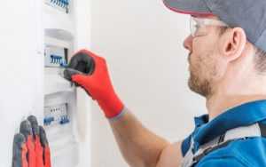 Elektromonteur aan het werk met elektrotechnische installatie en bedradingssystemen