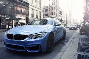 Home BMW sportauto rijden zoals coureurs op TV op het Nordschleife Circuit met snelle bochten en rechte stukken
