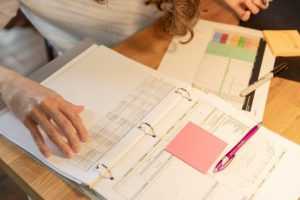 Professionele accountant werkt aan voordelen van het uitbesteden van boekhouddiensten