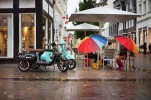 Moderne elektrische scooter in de stad voor duurzaam en betaalbaar vervoer