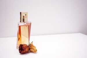 Vrouw met fles parfum - tips voor het kiezen van de perfecte geur die bij jouw persoonlijkheid past