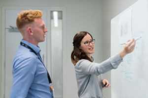 Home Ingenieurs die samenwerken aan technische innovatie voor de rol van ingenieurs in de moderne samenleving