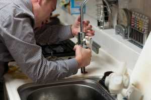 Home Professionele loodgieter voert DIY loodgieterswerk uit met gereedschappen voor huisreparaties