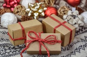 Home Verschillende kleuren en soorten cadeaulint om geschenken feestelijk in te pakken met mooie strikken