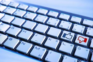 Home Grafiek met voordelen van social media marketing voor bedrijven: merkherkenning, engagement en websiteverkeer