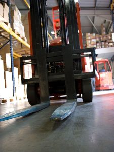 Reachtruck en heftruck vergelijking met verschillen in hefhoogte en wendbaarheid