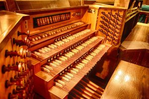Visuele weergave van de harmonie van reizen en muziek met een Andante Orgel als centraal thema