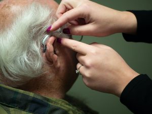Moderne hoortoestellen tonen de impact van technologie op hoorzorg met geavanceerde functies