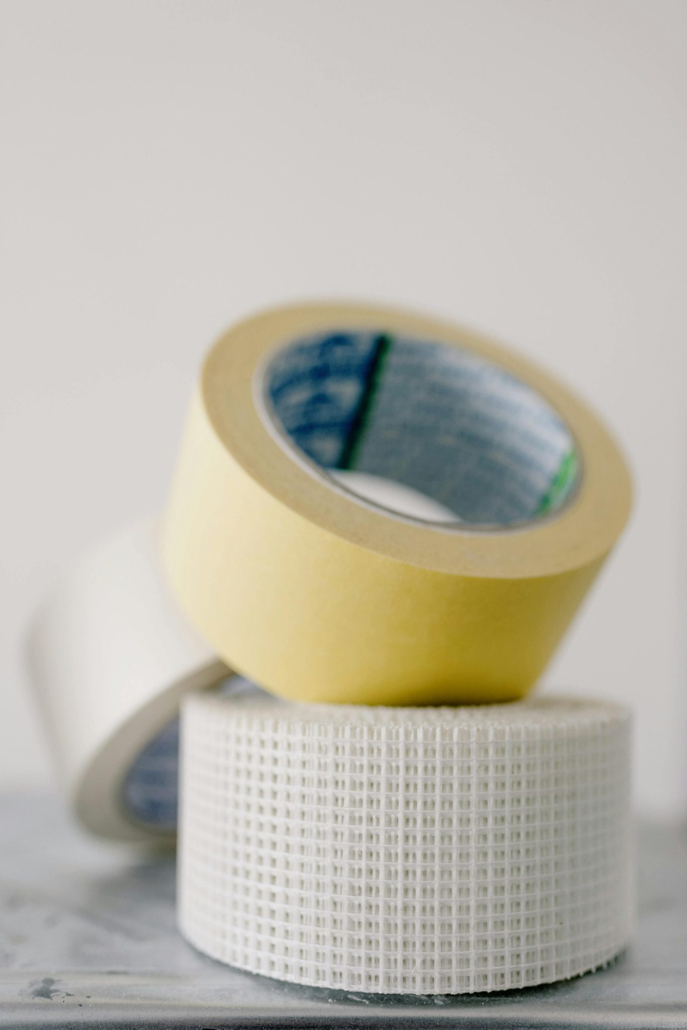 Witte duct tape rol voor reparaties en bundeling van objecten