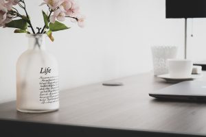 Home Moderne kantooromgeving met glazen systeemwanden die een open, transparante werkruimte creëren