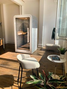 Home Modern kantoor met inspirerende werkplek, combinatie van open ruimtes, werkstations en natuurlijke lichtinval