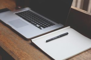 Student die een scriptie laten schrijven door professionele schrijfdienst voor academisch succes