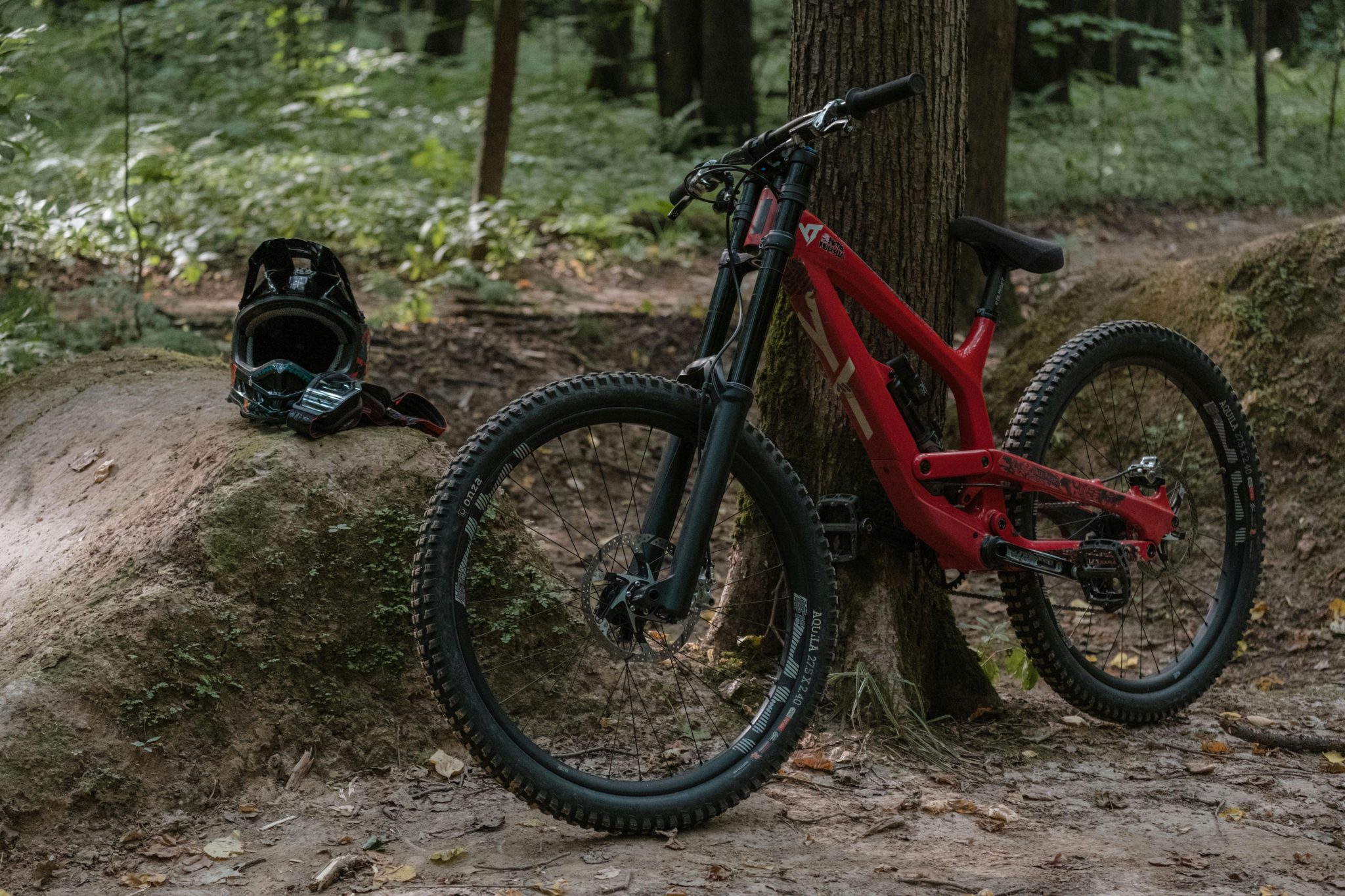 Mountainbiker rijdt door natuurgebied voor avontuurlijke uitstapje in bos met zandpad