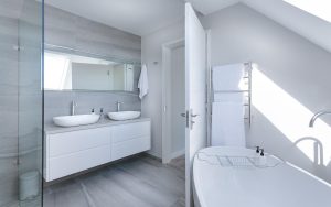 Moderne badkamer met slimme indeling, waterbesparende kranen en sfeervolle verlichting