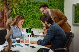 Home Modern kantoor bij Garden Offices met natuurlijk licht en ergonomisch meubilair voor productieve werkplekken in Wageningen