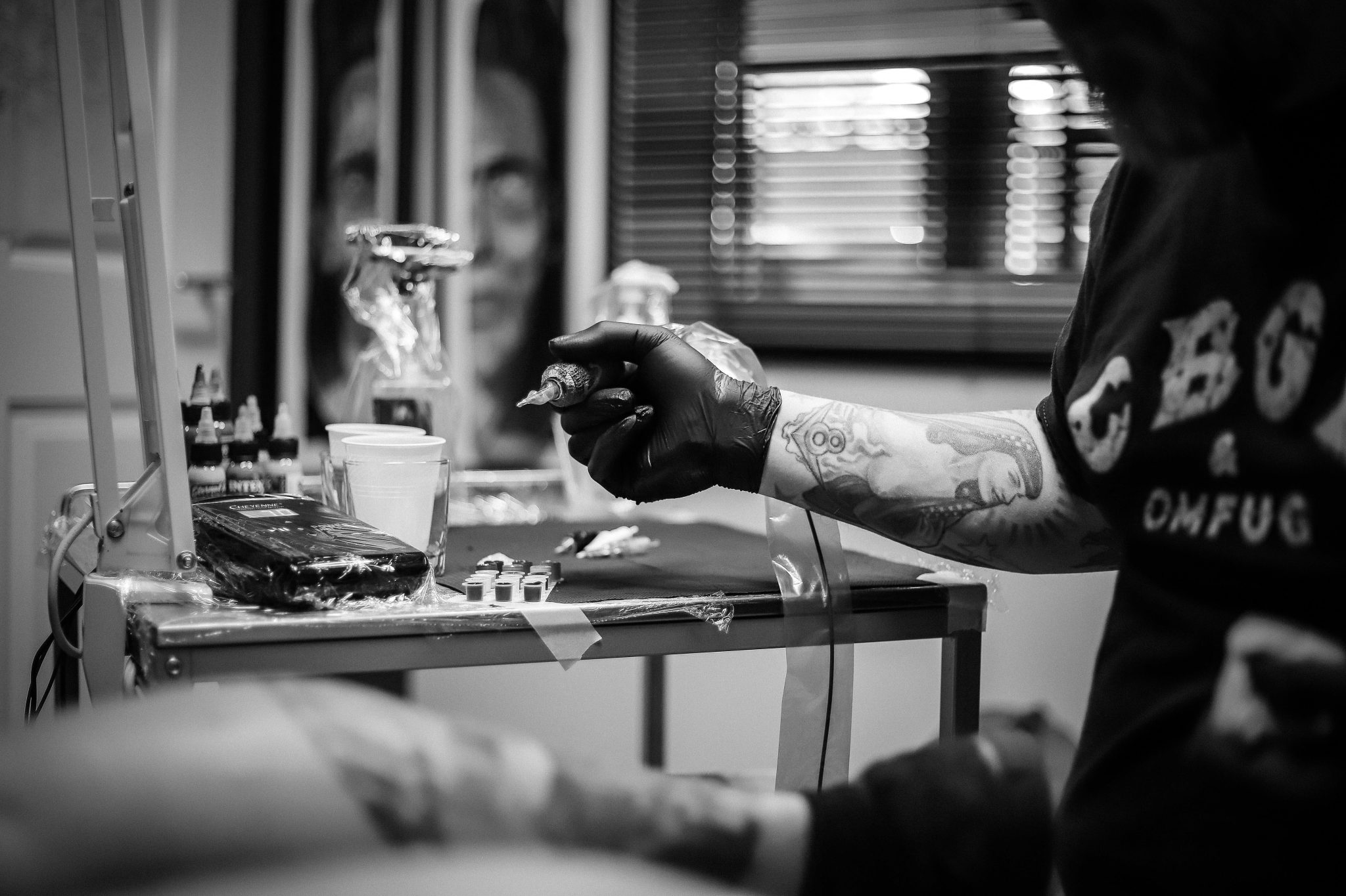 Specialist voert Micro Haar Pigmentatie-sessie uit met micropigmentatiemachine voor natuurlijke haartattoo