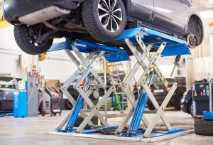 Home Autolift in een commerciële parkeergarage voor efficiënt vervoer van voertuigen tussen verdiepingen