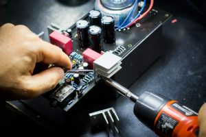 Home Professional aan het werk in een technische omgeving, illustratie voor artikel over wat technisch werk inhoudt