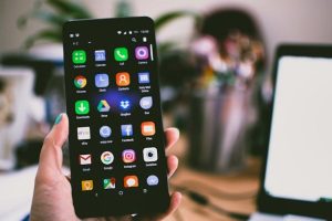 Home Persoon vergelijkt het juiste social media platform: Facebook, Instagram, LinkedIn en TikTok voor bedrijfsgroei