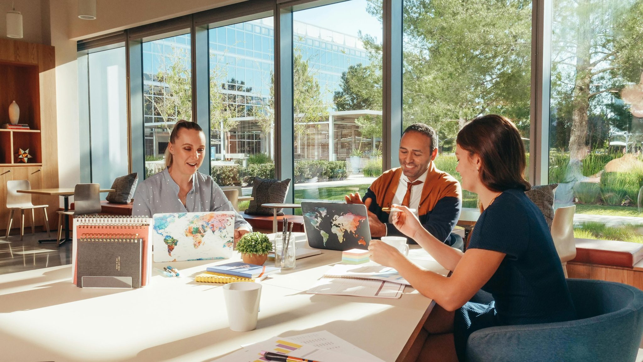 Moderne flexibele kantoorruimte huren in Amsterdam met inspirerende coworking-sfeer en professionele werkplekken