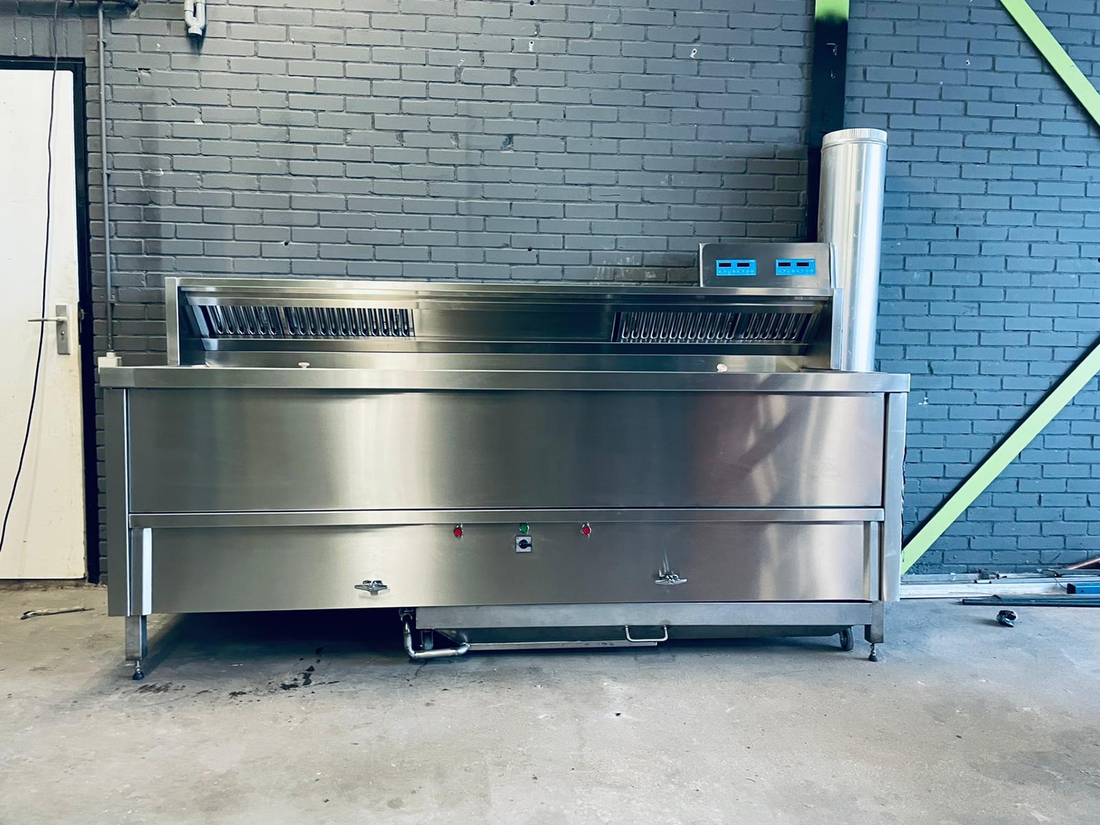 Professionele bakwand voor de frituur in horecakeuken met ergonomisch design en veiligheidsfuncties