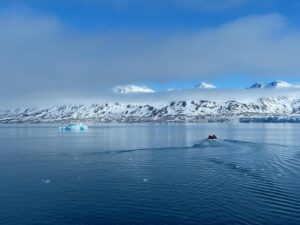 Home Majestueuze landschappen van Spitsbergen met gletsjers en bergen, ideaal voor een avontuurlijke cruise naar deze arctische be