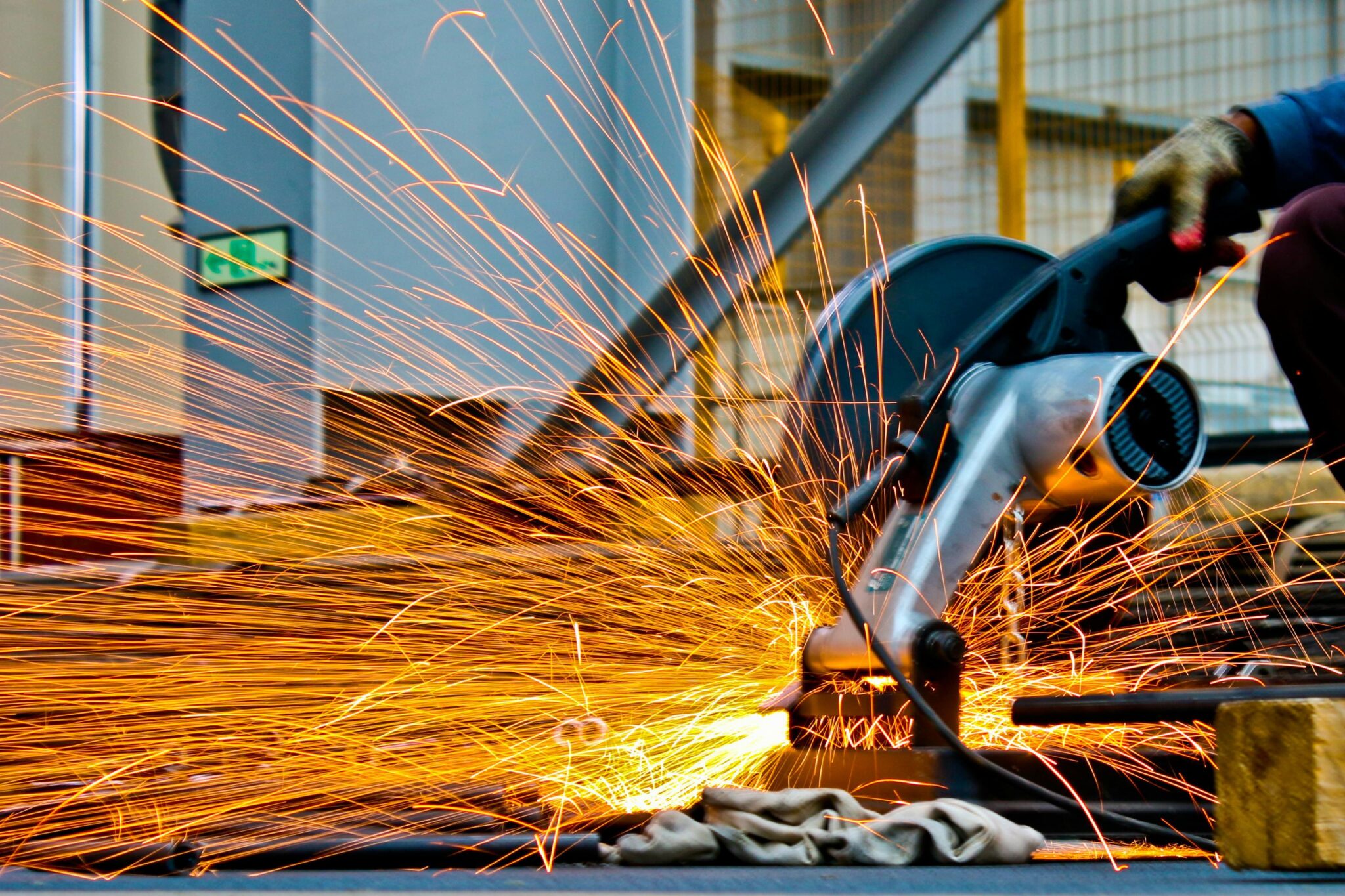 Moderne assemblagefabriek met robots en medewerkers die samenwerken aan productieprocessen