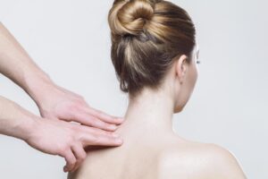 Therapeut voert Japanse healing massage uit gericht op meridianen en energiestromen voor ontspanning