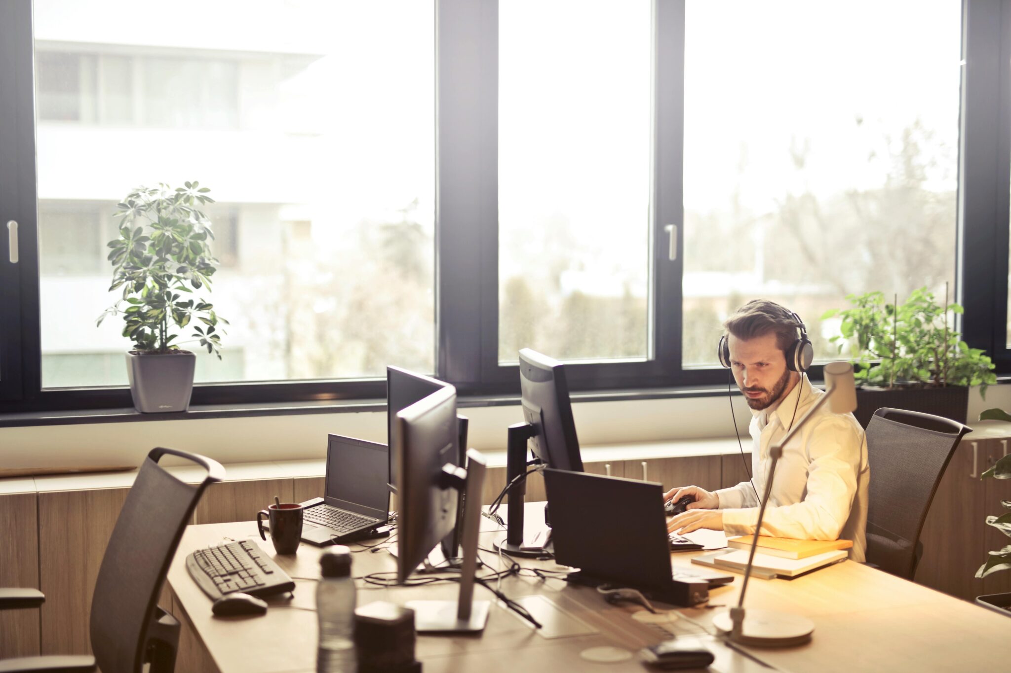 Ondernemer werkt aan digitale administratie op computer met focus op groei en efficiëntie