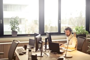 Ondernemer werkt aan digitale administratie op computer met focus op groei en efficiëntie