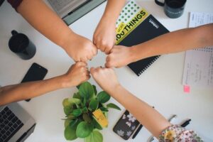 Home Teambuilding activiteiten binnen: groep collega's werkt samen aan creatieve opdracht